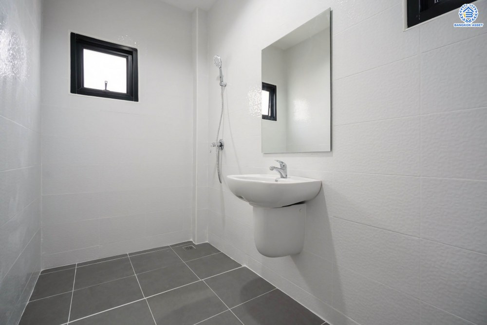 บ้านมือสองตกแต่งใหม่ โครงการ บุรีรมย์ วัดพระเงิน หน้าบ้านไม่ชนใคร เนื้อที่ 37.1 ตร.ว. ฟังก์ชัน 3 ห้องนอน 2 ห้องน้ำ 1 ที่จอดรถ พื้นที่ใช้สอยกว้างขวาง เดินทางสะดวกสบาย บนทำเลเชื่อมต่อถนนกาญจนาภิเษก ใกล้เซ็นทรัลเวสต์เกต โครงการรถไฟฟ้าสายสีม่วง "สถานีตลาดบางใหญ่" และทางด่วนศรีรัช...